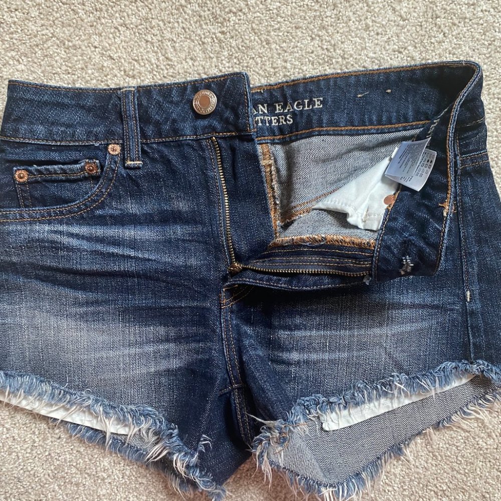 AMERICAN EAGLE HI-RISE FESTIVAL WOMENS DISTRESSED DARK JEAN SHORTS